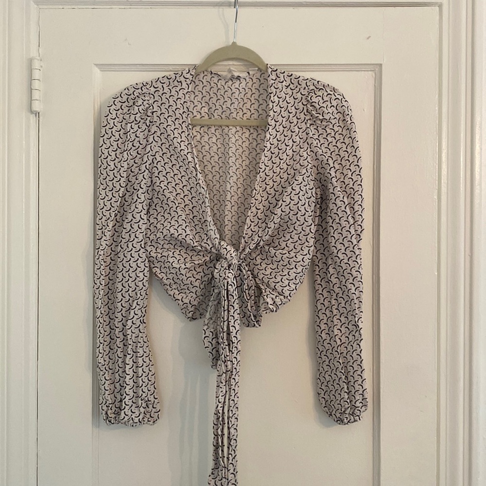 Billabong tie - front top with puff sleeve detail. Size medium.